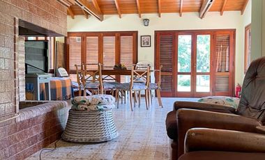 Residencia 5 ambientes sobre parcela de 1600 m² en la mejor zona del Bosque de Peralta Ramos