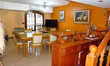 Casa en venta - 3 Dormitorios 3 Baños - Cochera - 410Mts2 - Temperley, Lomas de Zamora