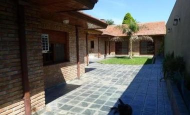 Casa en venta - 3 Dormitorios 3 Baños - Cochera - 410Mts2 - Temperley, Lomas de Zamora