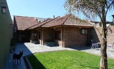 Casa en venta - 3 Dormitorios 3 Baños - Cochera - 410Mts2 - Temperley, Lomas de Zamora