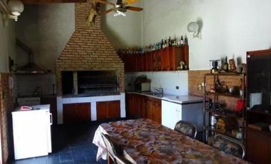 Casa en venta - 3 Dormitorios 3 Baños - Cochera - 410Mts2 - Temperley, Lomas de Zamora