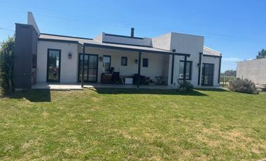 Casa en venta - 3 Dormitorios 2 Baños - Cochera - 160mts2 - San Miguel del Monte