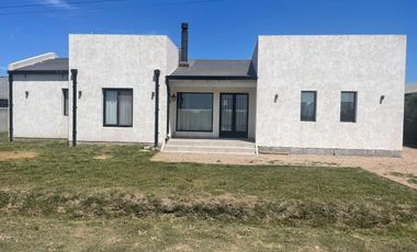 Casa en venta - 3 Dormitorios 2 Baños - Cochera - 160mts2 - San Miguel del Monte