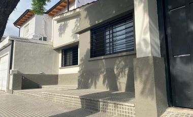 Casa en venta - 3 Dormitorios 2 Baños - Cochera - 240Mts2 - Villa Cabrera