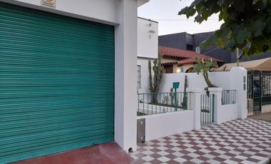 Casa en venta de 4 ambientes con patio y cochera cubierta - Villa Dominico