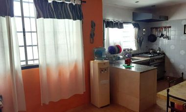Casa en venta de 4 ambientes con patio y cochera cubierta - Villa Dominico