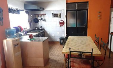 Casa en venta de 4 ambientes con patio y cochera cubierta - Villa Dominico