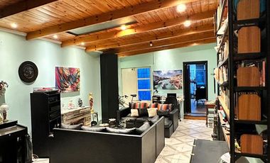 Casa en venta de 4 ambientes con patio y cochera cubierta - Villa Dominico