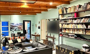 Casa en venta de 4 ambientes con patio y cochera cubierta - Villa Dominico