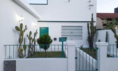 Casa en venta de 4 ambientes con patio y cochera cubierta - Villa Dominico