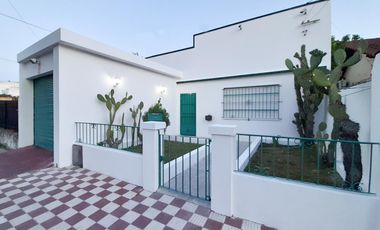 Casa en venta de 4 ambientes con patio y cochera cubierta - Villa Dominico