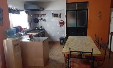 Casa en venta de 4 ambientes con patio y cochera cubierta - Villa Dominico