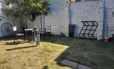 Casa en venta de 4 ambientes con patio y cochera cubierta - Villa Dominico