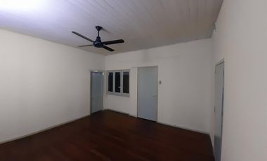 Casa en venta de 4 ambientes con patio y cochera cubierta - Villa Dominico