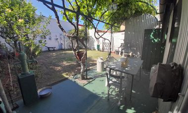 Casa en venta de 4 ambientes con patio y cochera cubierta - Villa Dominico