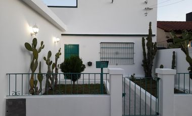 Casa en venta de 4 ambientes con patio y cochera cubierta - Villa Dominico