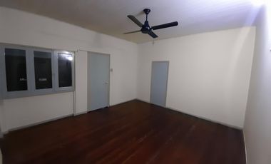 Casa en venta de 4 ambientes con patio y cochera cubierta - Villa Dominico