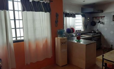 Casa en venta de 4 ambientes con patio y cochera cubierta - Villa Dominico