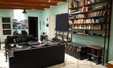 Casa en venta de 4 ambientes con patio y cochera cubierta - Villa Dominico