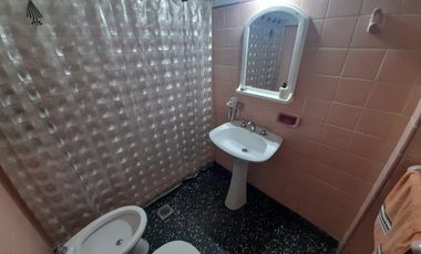 Casa en venta de 4 ambientes con patio y cochera cubierta - Villa Dominico
