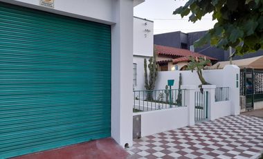 Casa en venta de 4 ambientes con patio y cochera cubierta - Villa Dominico
