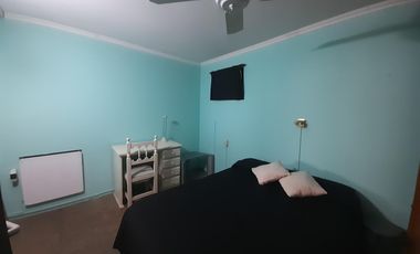 Casa en venta de 4 ambientes con patio y cochera cubierta - Villa Dominico