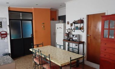 Casa en venta de 4 ambientes con patio y cochera cubierta - Villa Dominico