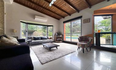 VENTA - Casa de 1 dormitorio con quincho, parque y piscina. Pueblo Esther.