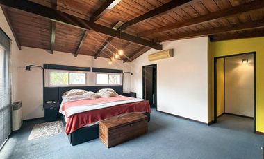 VENTA - Casa de 1 dormitorio con quincho, parque y piscina. Pueblo Esther.