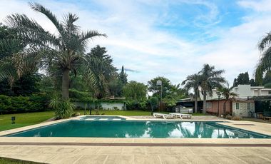 VENTA - Casa de 1 dormitorio con quincho, parque y piscina. Pueblo Esther.