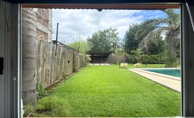 VENTA - Casa de 1 dormitorio con quincho, parque y piscina. Pueblo Esther.