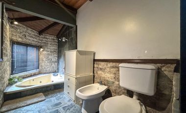 VENTA - Casa de 1 dormitorio con quincho, parque y piscina. Pueblo Esther.