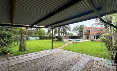 VENTA - Casa de 1 dormitorio con quincho, parque y piscina. Pueblo Esther.