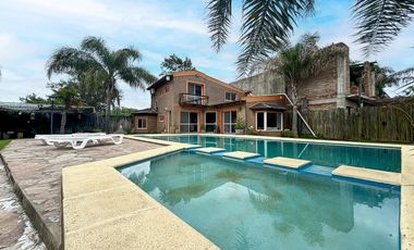 VENTA - Casa de 1 dormitorio con quincho, parque y piscina. Pueblo Esther.