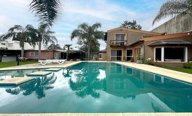 VENTA - Casa de 1 dormitorio con quincho, parque y piscina. Pueblo Esther.