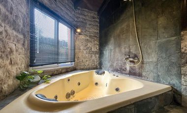 VENTA - Casa de 1 dormitorio con quincho, parque y piscina. Pueblo Esther.
