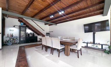 VENTA - Casa de 1 dormitorio con quincho, parque y piscina. Pueblo Esther.
