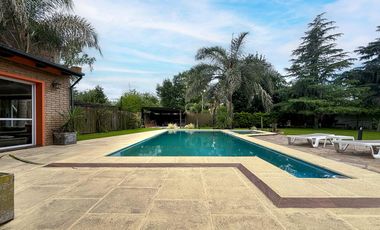 VENTA - Casa de 1 dormitorio con quincho, parque y piscina. Pueblo Esther.
