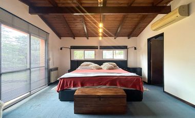 VENTA - Casa de 1 dormitorio con quincho, parque y piscina. Pueblo Esther.