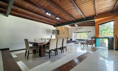 VENTA - Casa de 1 dormitorio con quincho, parque y piscina. Pueblo Esther.
