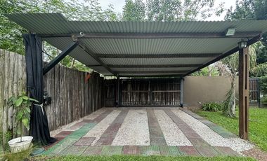 VENTA - Casa de 1 dormitorio con quincho, parque y piscina. Pueblo Esther.