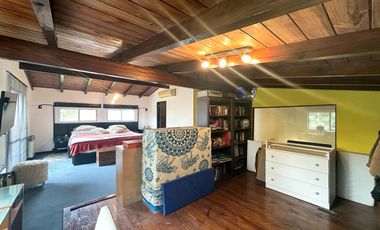 VENTA - Casa de 1 dormitorio con quincho, parque y piscina. Pueblo Esther.