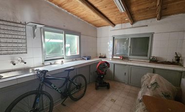 Importante propiedad comercial a metros de Av. Mitre (ex bodega)