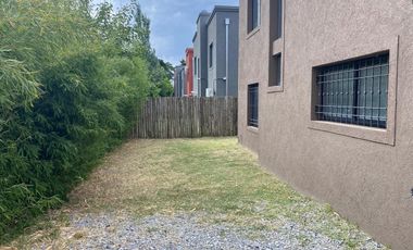 Casa en venta tipo duplex 3 ambientes Pilar - Financiado
