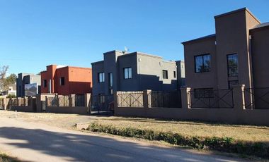 Casa en venta tipo duplex 3 ambientes Pilar - Financiado