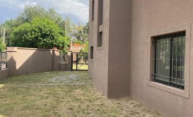 Casa en venta tipo duplex 3 ambientes Pilar - Financiado