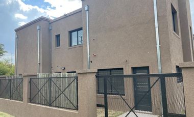 Casa en venta tipo duplex 3 ambientes Pilar - Financiado