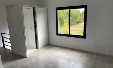 Casa en venta tipo duplex 3 ambientes Pilar - Financiado