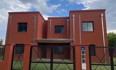 Casa en venta tipo duplex 3 ambientes Pilar - Financiado