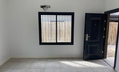 Casa en venta tipo duplex 3 ambientes Pilar - Financiado
